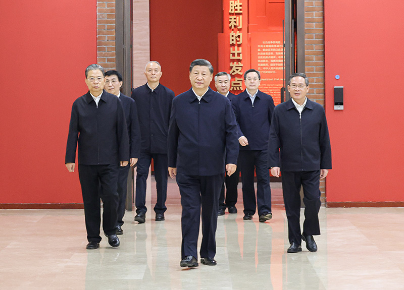 　　10月27日，中共中央總書記、國家主席、中央軍委主席習(xí)近平帶領(lǐng)中共中央政治局常委李強(qiáng)、趙樂際、王滬寧、蔡奇、丁薛祥、李希，瞻仰延安革命紀(jì)念地。這是習(xí)近平等在延安革命紀(jì)念館，參觀《偉大歷程——中共中央在延安十三年歷史陳列》。