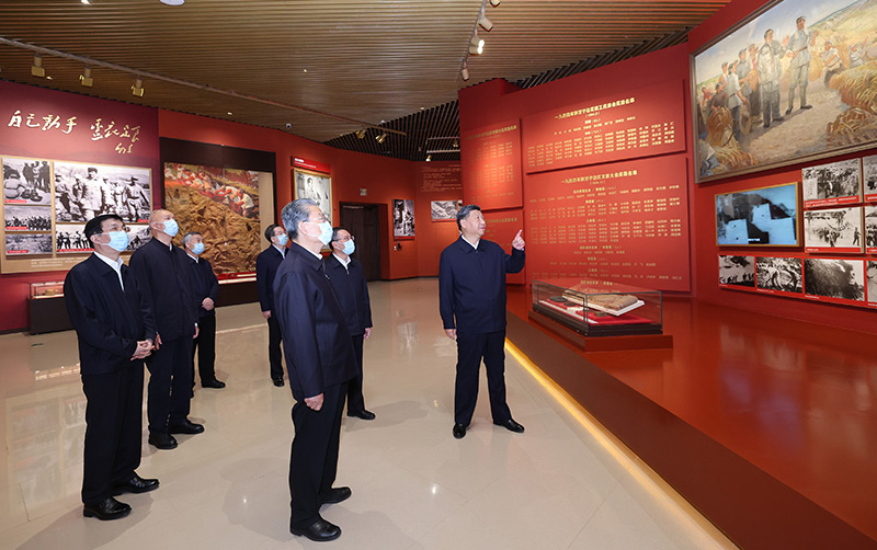　　10月27日，中共中央總書記、國家主席、中央軍委主席習(xí)近平帶領(lǐng)中共中央政治局常委李強(qiáng)、趙樂際、王滬寧、蔡奇、丁薛祥、李希，瞻仰延安革命紀(jì)念地。這是習(xí)近平等在延安革命紀(jì)念館，參觀《偉大歷程——中共中央在延安十三年歷史陳列》。