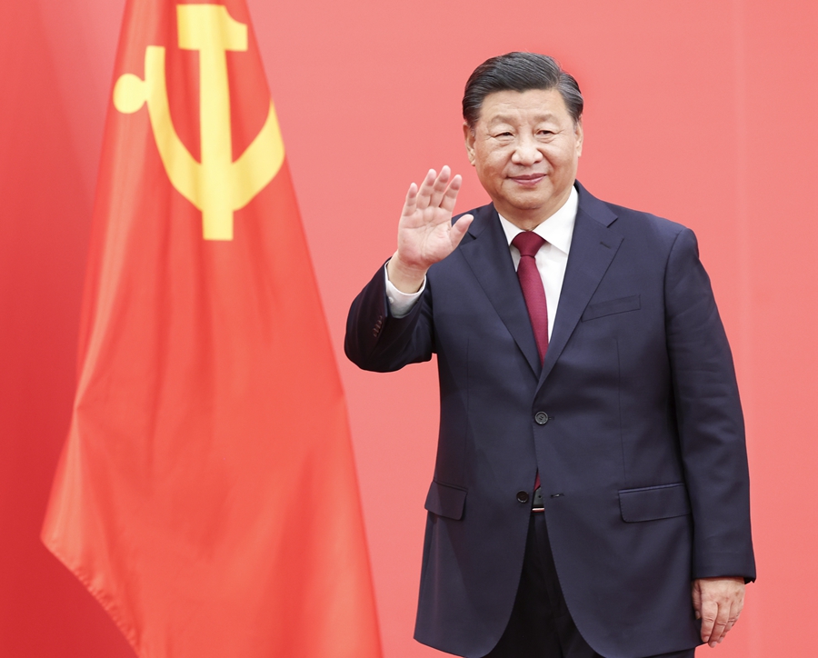 10月23日，剛剛在中國共產(chǎn)黨第二十屆中央委員會第一次全體會議上當(dāng)選的中共中央總書記習(xí)近平和中共中央政治局常委李強、趙樂際、王滬寧、蔡奇、丁薛祥、李希在北京人民大會堂同采訪中共二十大的中外記者親切見面。這是習(xí)近平向在場的中外記者揮手致意。