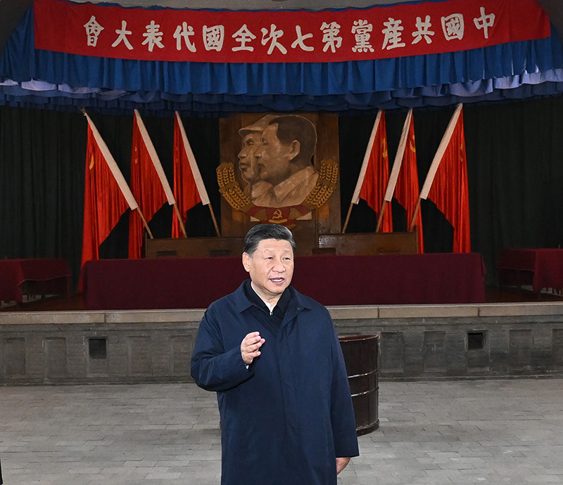 　　10月27日，中共中央總書記、國家主席、中央軍委主席習(xí)近平帶領(lǐng)中共中央政治局常委李強(qiáng)、趙樂際、王滬寧、蔡奇、丁薛祥、李希，瞻仰延安革命紀(jì)念地。這是習(xí)近平在楊家?guī)X瞻仰中共七大會(huì)址。