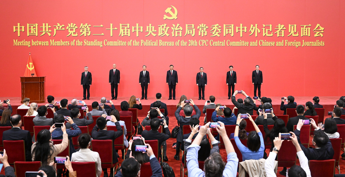 10月23日，剛剛在中國(guó)共產(chǎn)黨第二十屆中央委員會(huì)第一次全體會(huì)議上當(dāng)選的中共中央總書記習(xí)近平和中共中央政治局常委李強(qiáng)、趙樂際、王滬寧、蔡奇、丁薛祥、李希在北京人民大會(huì)堂同中外記者親切見面。