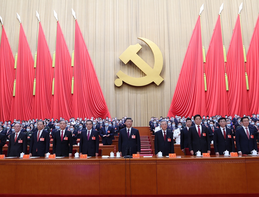 10月22日，中國(guó)共產(chǎn)黨第二十次全國(guó)代表大會(huì)在北京人民大會(huì)堂勝利閉幕。這是習(xí)近平、李克強(qiáng)、栗戰(zhàn)書(shū)、汪洋、王滬寧、趙樂(lè)際、韓正、王岐山、胡錦濤在主席臺(tái)上。