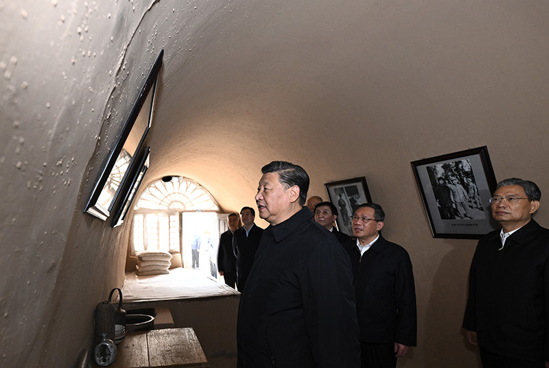 　　10月27日，中共中央總書記、國家主席、中央軍委主席習(xí)近平帶領(lǐng)中共中央政治局常委李強(qiáng)、趙樂際、王滬寧、蔡奇、丁薛祥、李希，瞻仰延安革命紀(jì)念地。這是習(xí)近平等在楊家?guī)X參觀朱德舊居。