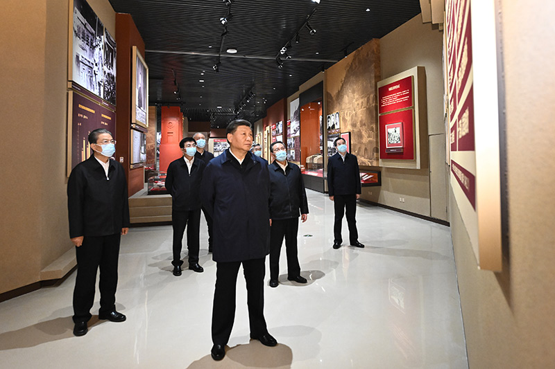 　　10月27日，中共中央總書記、國家主席、中央軍委主席習(xí)近平帶領(lǐng)中共中央政治局常委李強(qiáng)、趙樂際、王滬寧、蔡奇、丁薛祥、李希，瞻仰延安革命紀(jì)念地。這是習(xí)近平等在延安革命紀(jì)念館，參觀《偉大歷程——中共中央在延安十三年歷史陳列》。